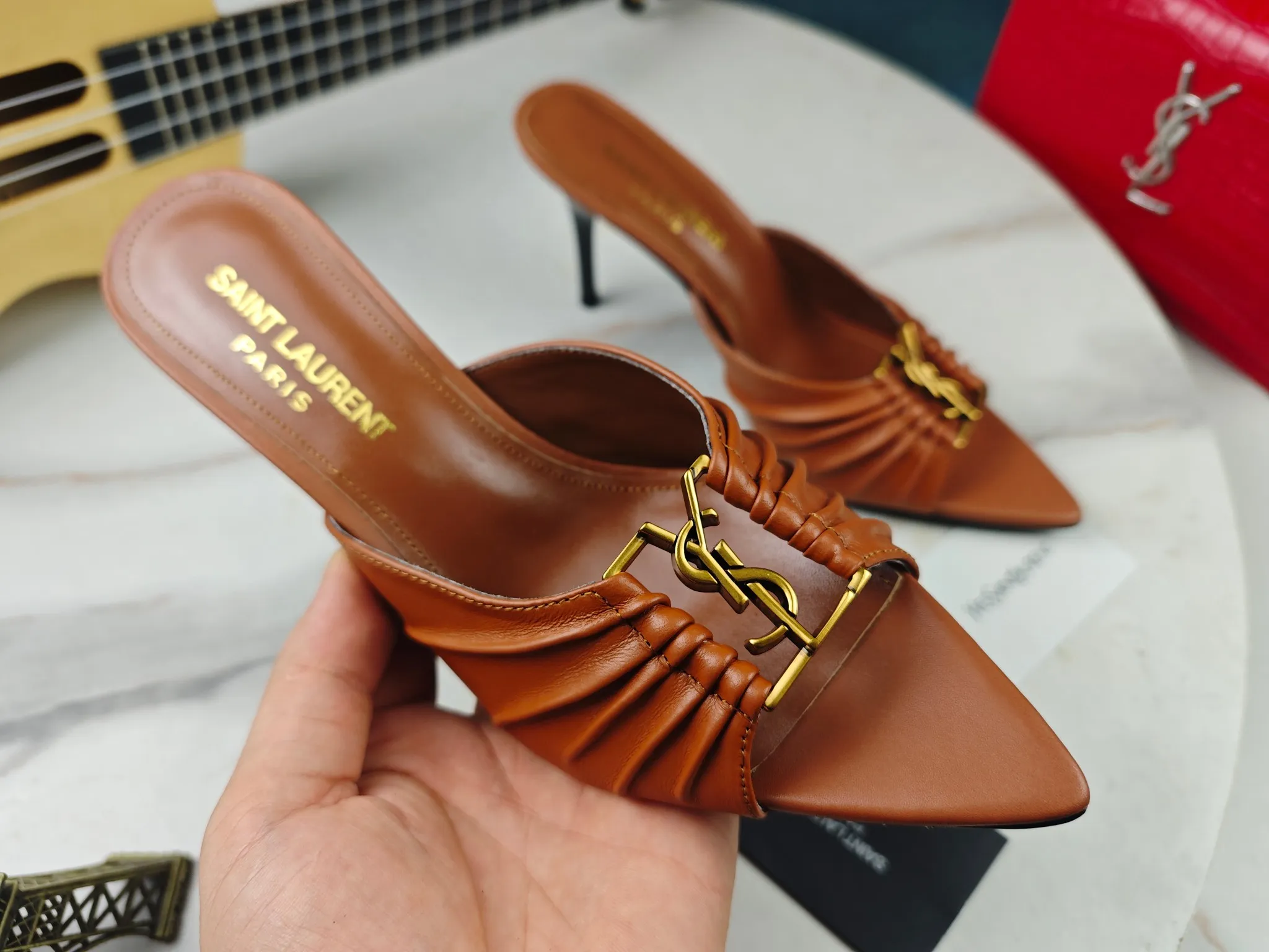 👟👟Ex-factory price 520👟👟 【Saint Laurent】Yves Saint Laurent, stiletto heel YSL sandals💃2024 early autumn counter synchronized with the latest styles, YSL, decoration👠 Classic and high-quality glamorous masterpieces, the hottest spring and summer series in the counter, with temperament, fashion, classic and attractive design style 😌The on-foot effect is particularly beautiful〰️, the material is imported from Italy, small black cow, imported black patent leather, lining, and foot pads; sheepskin, heel height, stiletto 9cm, size 35-41 (34.41.42 must be customized, non-returnable) outsole; imported genuine leather outsole, complete with counter packaging